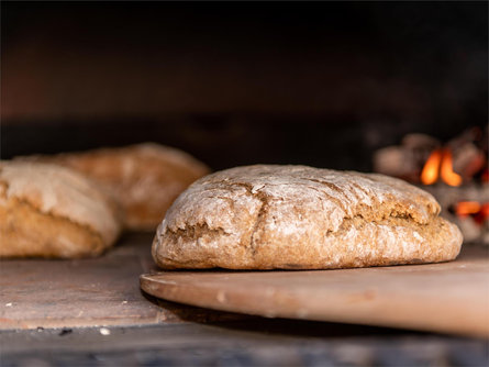 Baking bread at the Niederwieshof farm Latsch/Laces 1 suedtirol.info