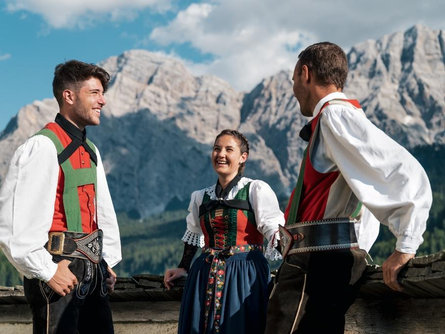 Cianté y soné sön munt - Singend und spielend in den Hütten Corvara 1 suedtirol.info