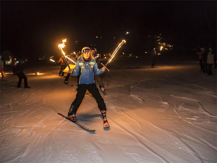 Defilada cun i chentli - End of the year's torchlight descent Badia 3 suedtirol.info