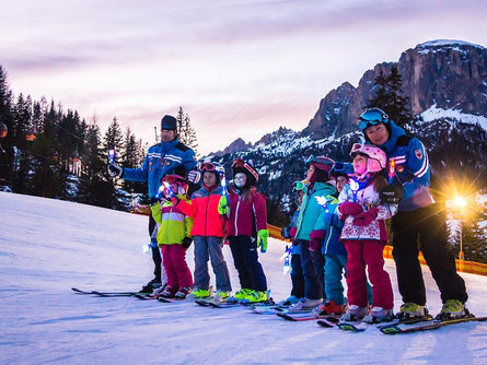 Defilada di mituns cun chentli - Torchlight descent of the children Corvara 2 suedtirol.info