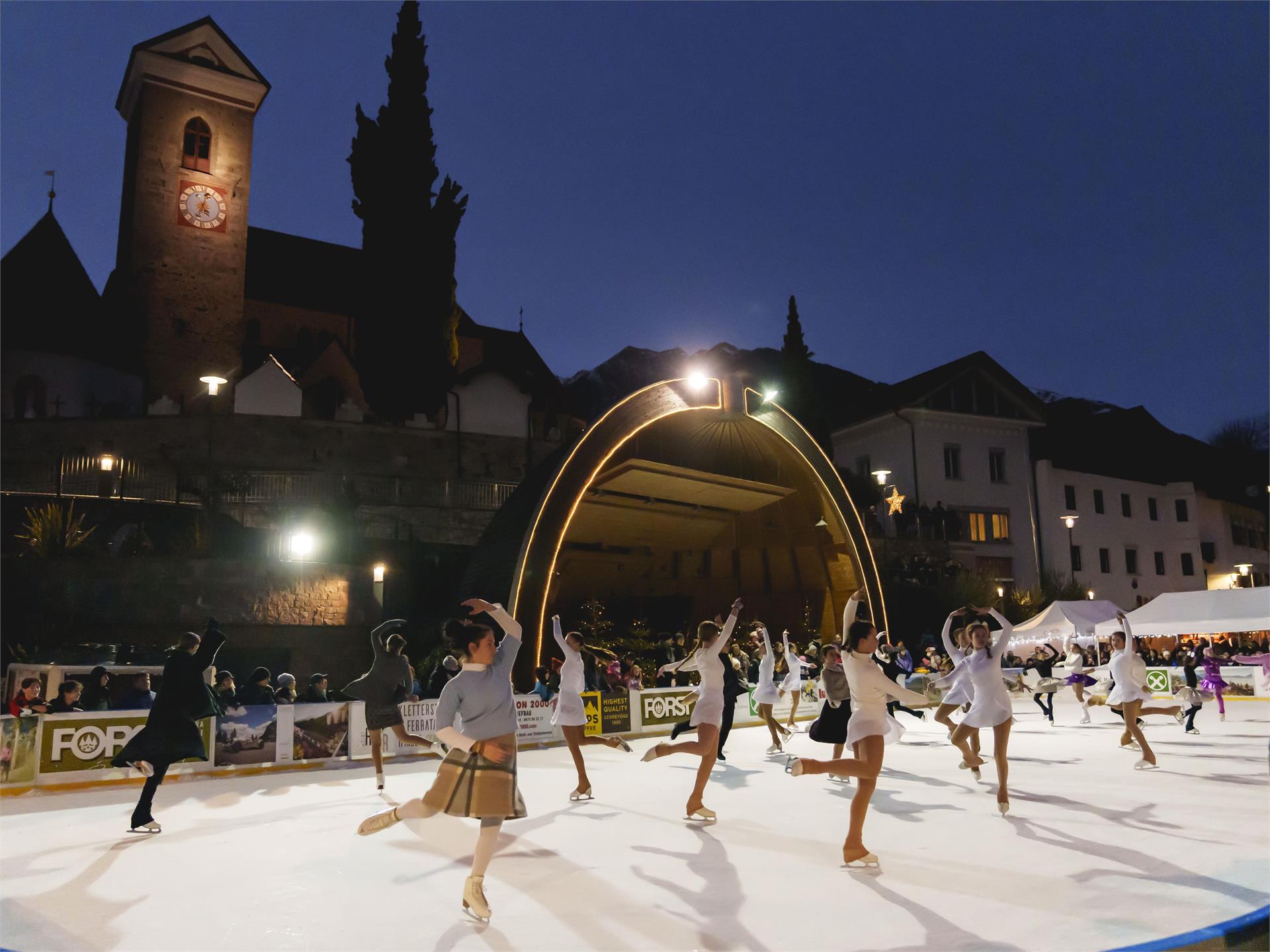 Iceshow in the centre of Scena Schenna/Scena 3 suedtirol.info