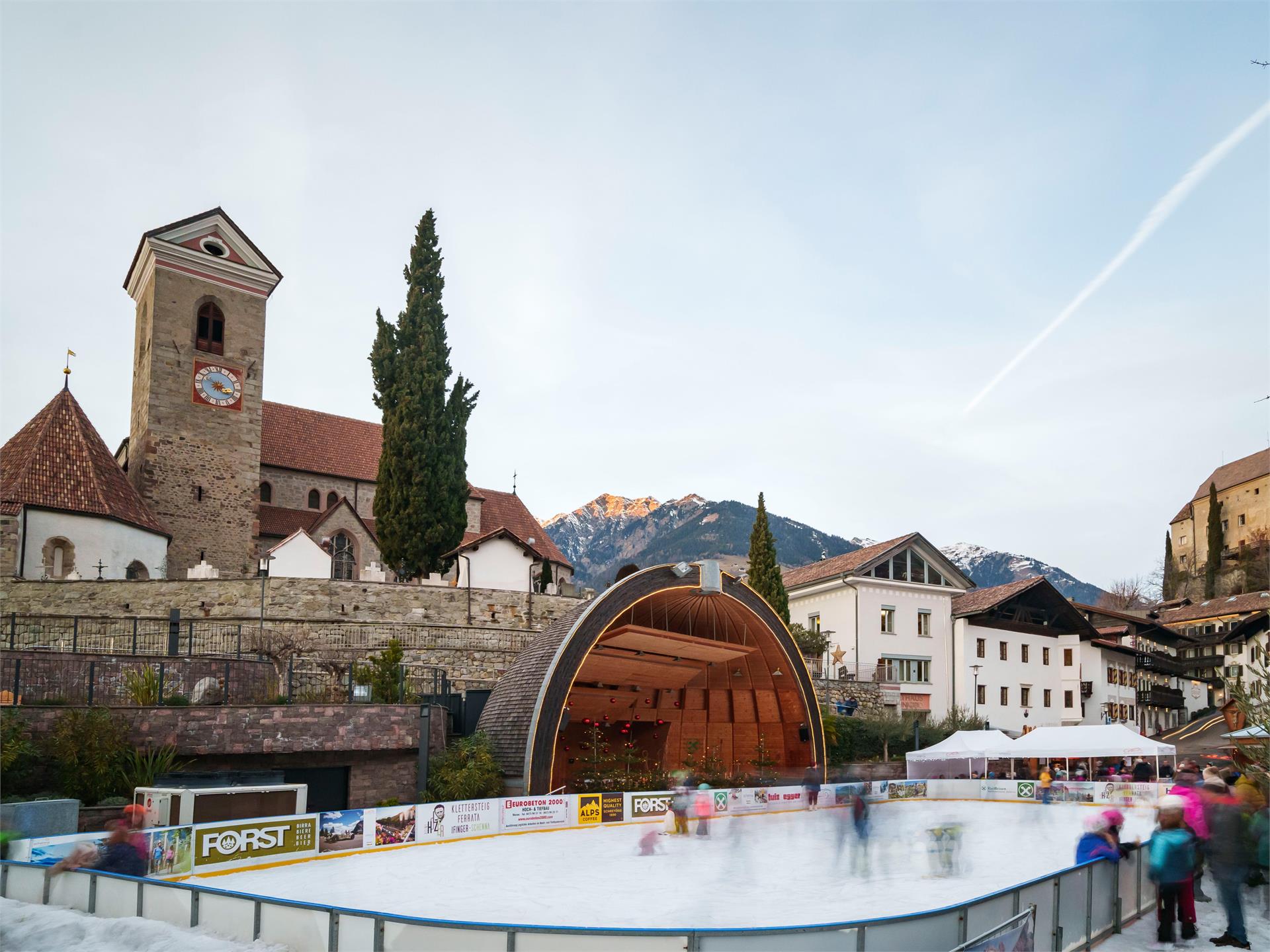 Iceshow in the centre of Scena Schenna/Scena 1 suedtirol.info