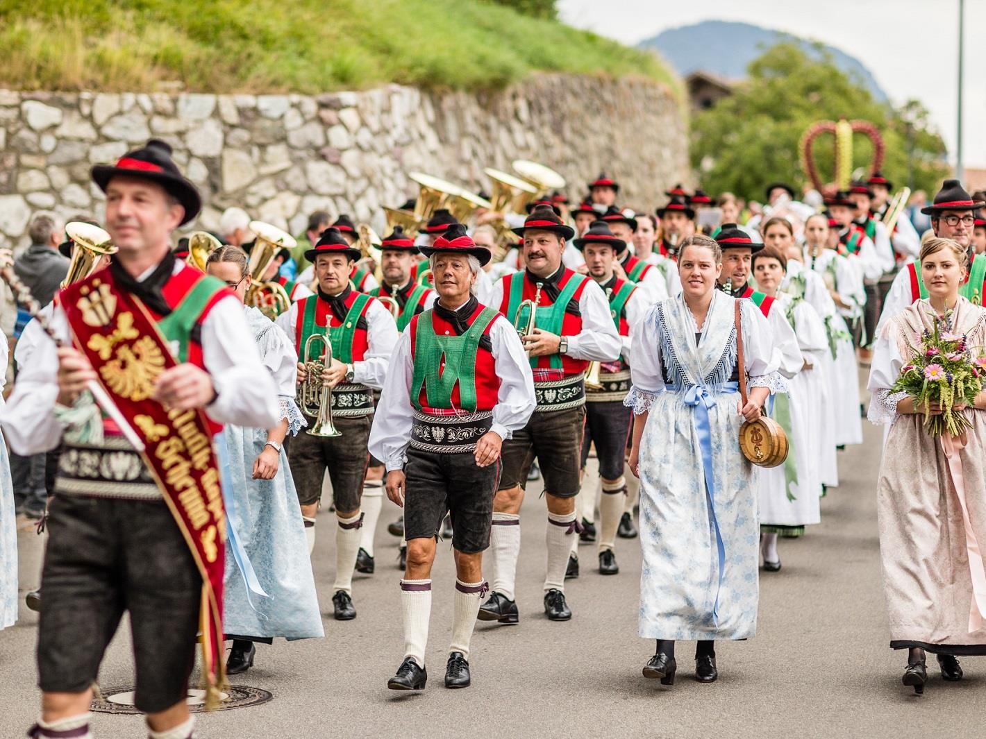 Floriani: Kleines Standkonzert der Musikkapelle Schenna Schenna 1 suedtirol.info