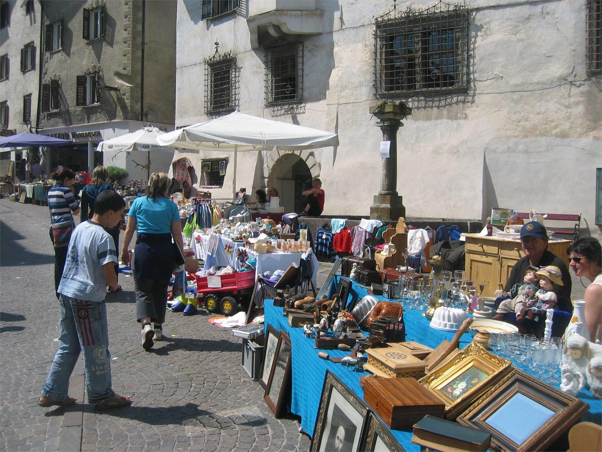 Mercato delle pulci a Caldaro Caldaro sulla Strada del Vino 3 suedtirol.info