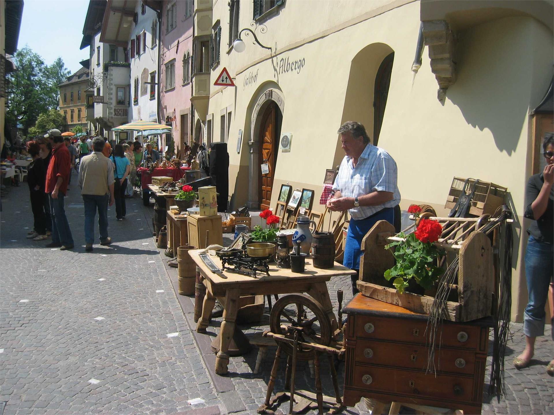 Mercato delle pulci a Caldaro Caldaro sulla Strada del Vino 2 suedtirol.info