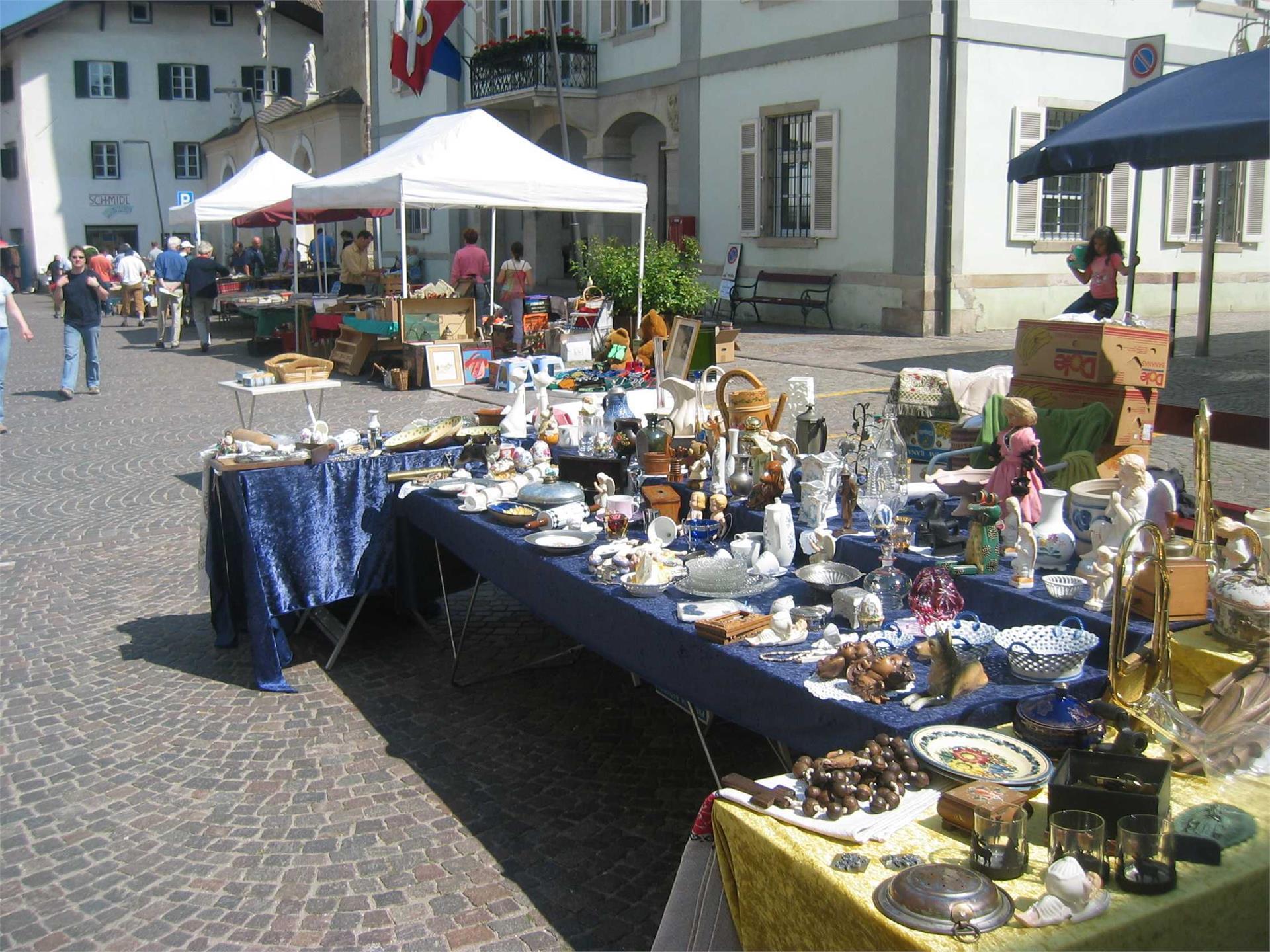 Mercato delle pulci a Caldaro Caldaro sulla Strada del Vino 1 suedtirol.info