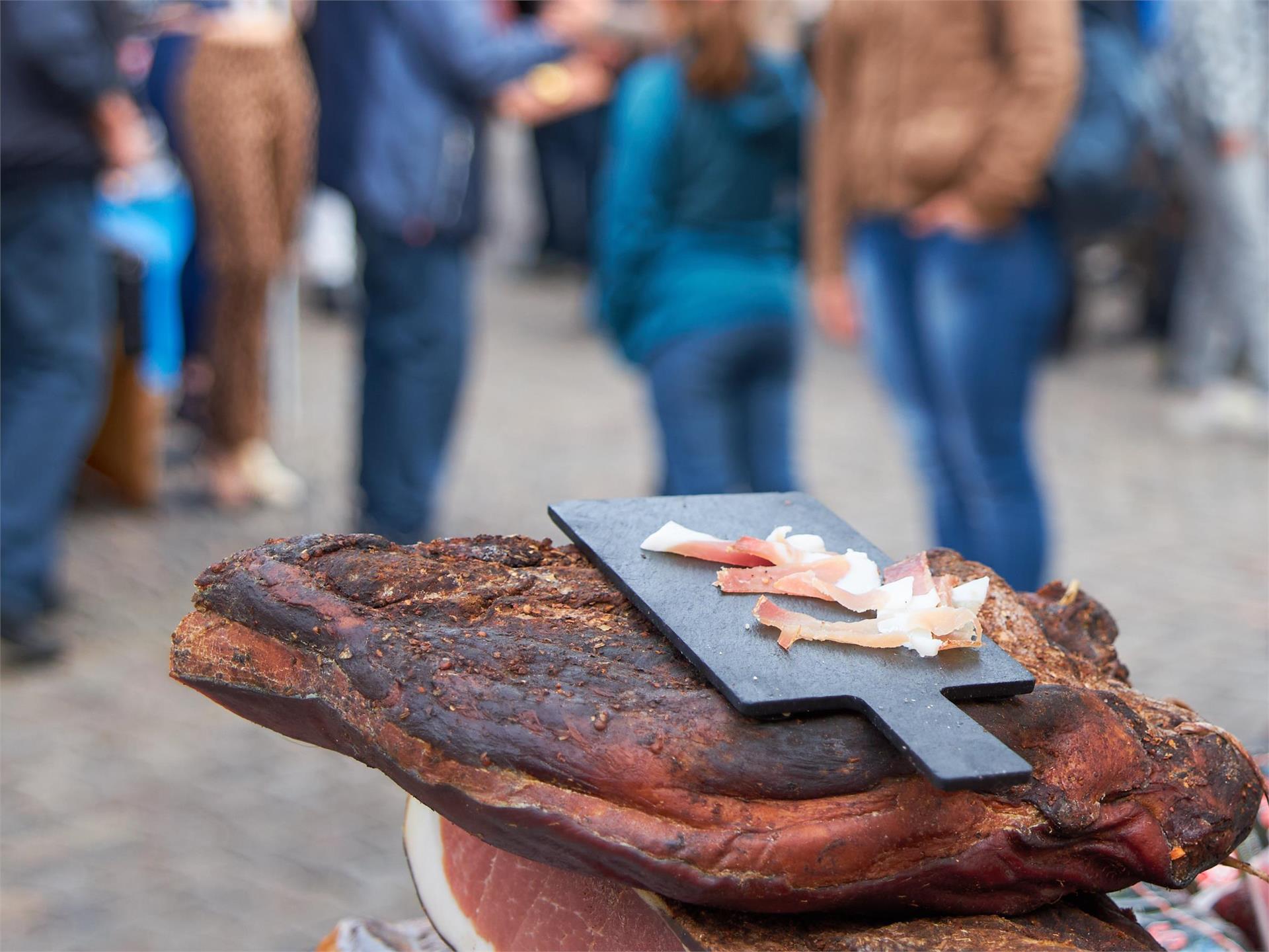 Traditional Gollimorkt market Mals/Malles 2 suedtirol.info