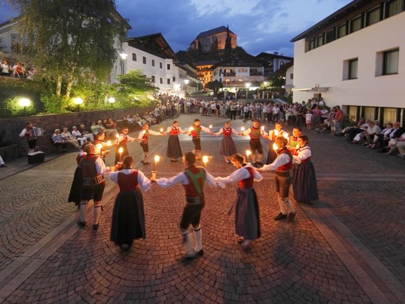 Traditional torch dance on the Raiffeisen square Schenna Schenna/Scena 2 suedtirol.info