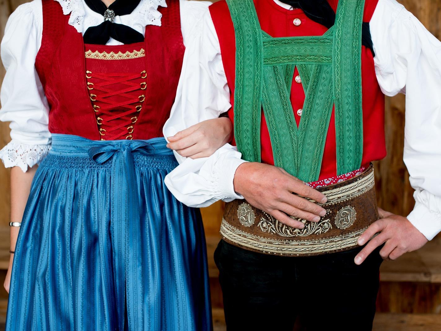 Traditional torch dance on the Raiffeisen square Schenna Schenna/Scena 3 suedtirol.info