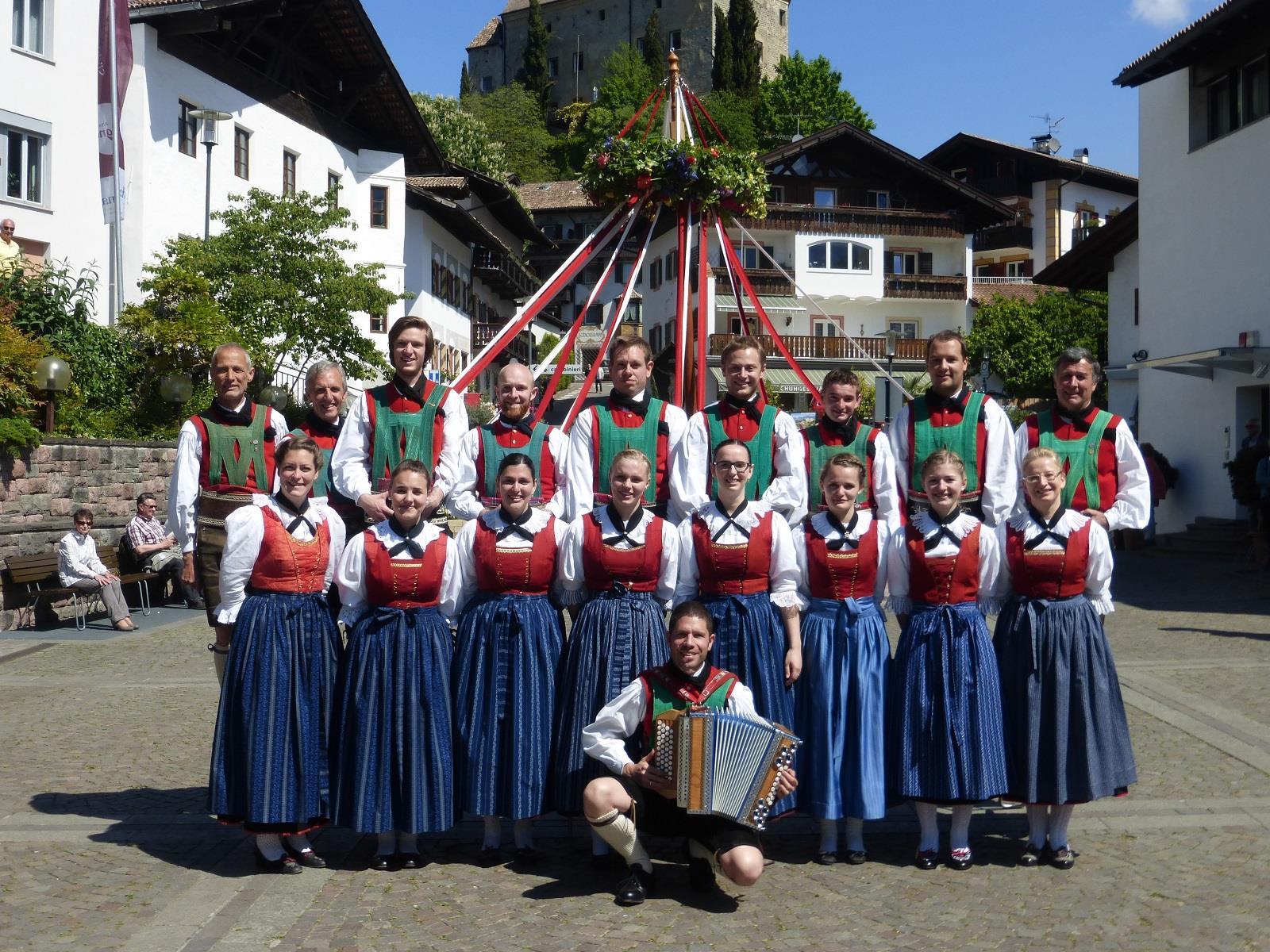 Traditional torch dance on the Raiffeisen square Schenna Schenna/Scena 1 suedtirol.info