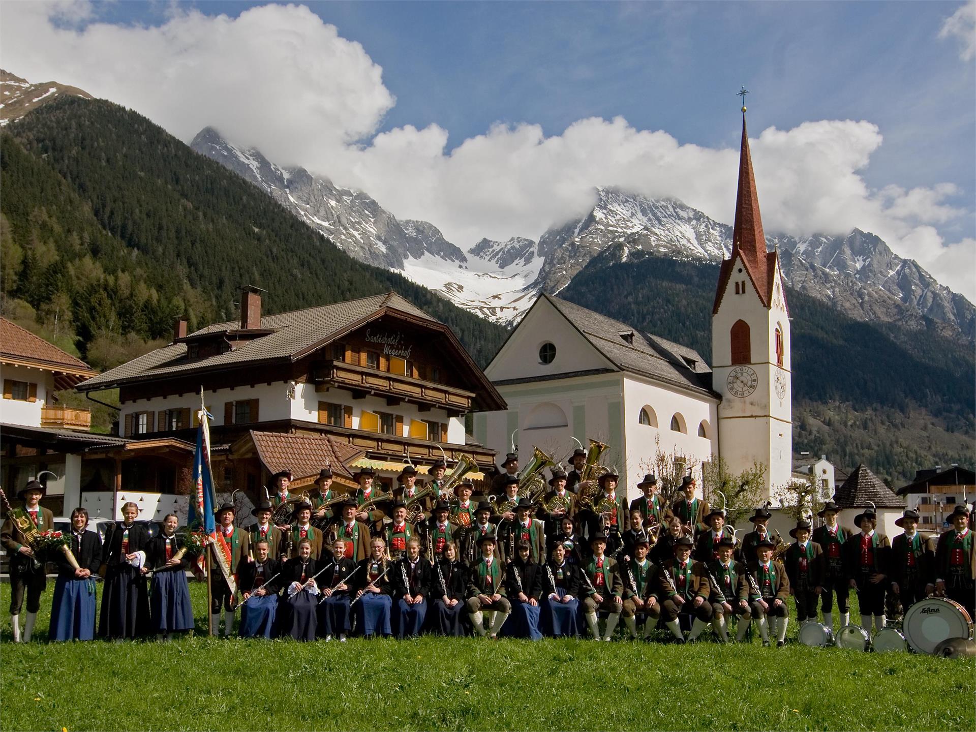 Aperitivo mattutino con accompagnamento di musica bandistica Rasun Anterselva 1 suedtirol.info