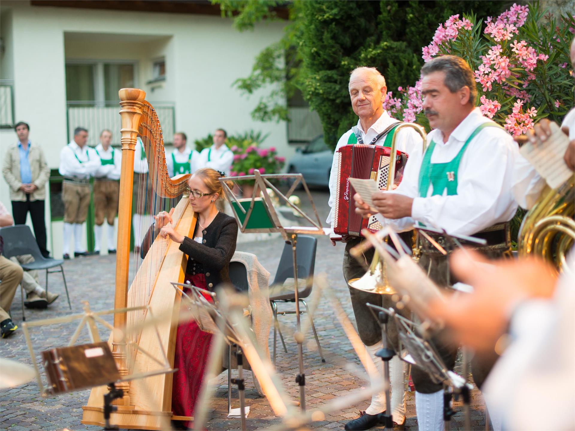 Konzert der Traminer Böhmischen im Ansitz Rynnhof Tramin an der Weinstraße 2 suedtirol.info