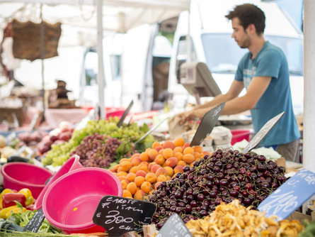 Small Tuesday market in Merano Meran/Merano 1 suedtirol.info