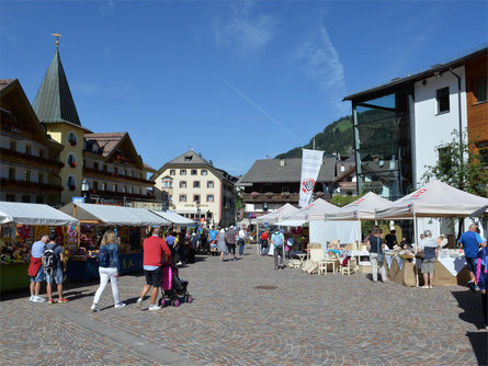 Künstlerischer Handwerkermarkt Wolkenstein 2 suedtirol.info