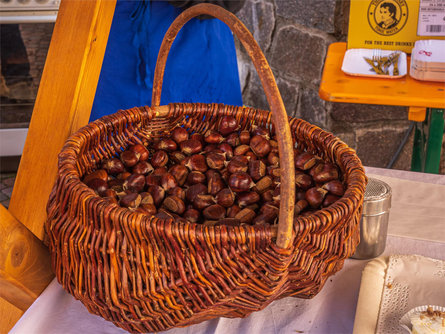 Chestnut market in San Genesio Jenesien/San Genesio Atesino 3 suedtirol.info