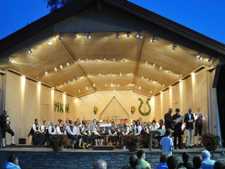 Konzert und traditionelle Konfettischlacht Niederdorf 3 suedtirol.info