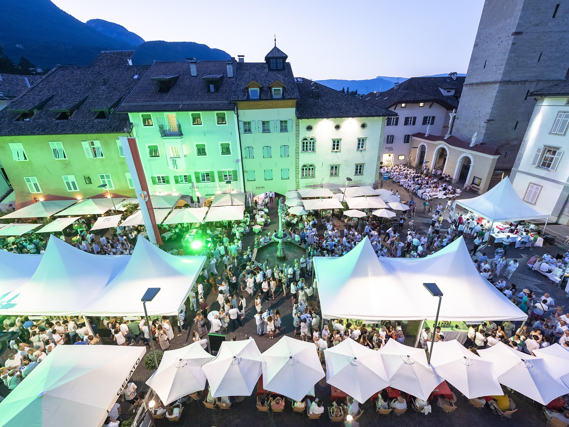 Caldaro in abito bianco Caldaro sulla Strada del Vino 1 suedtirol.info