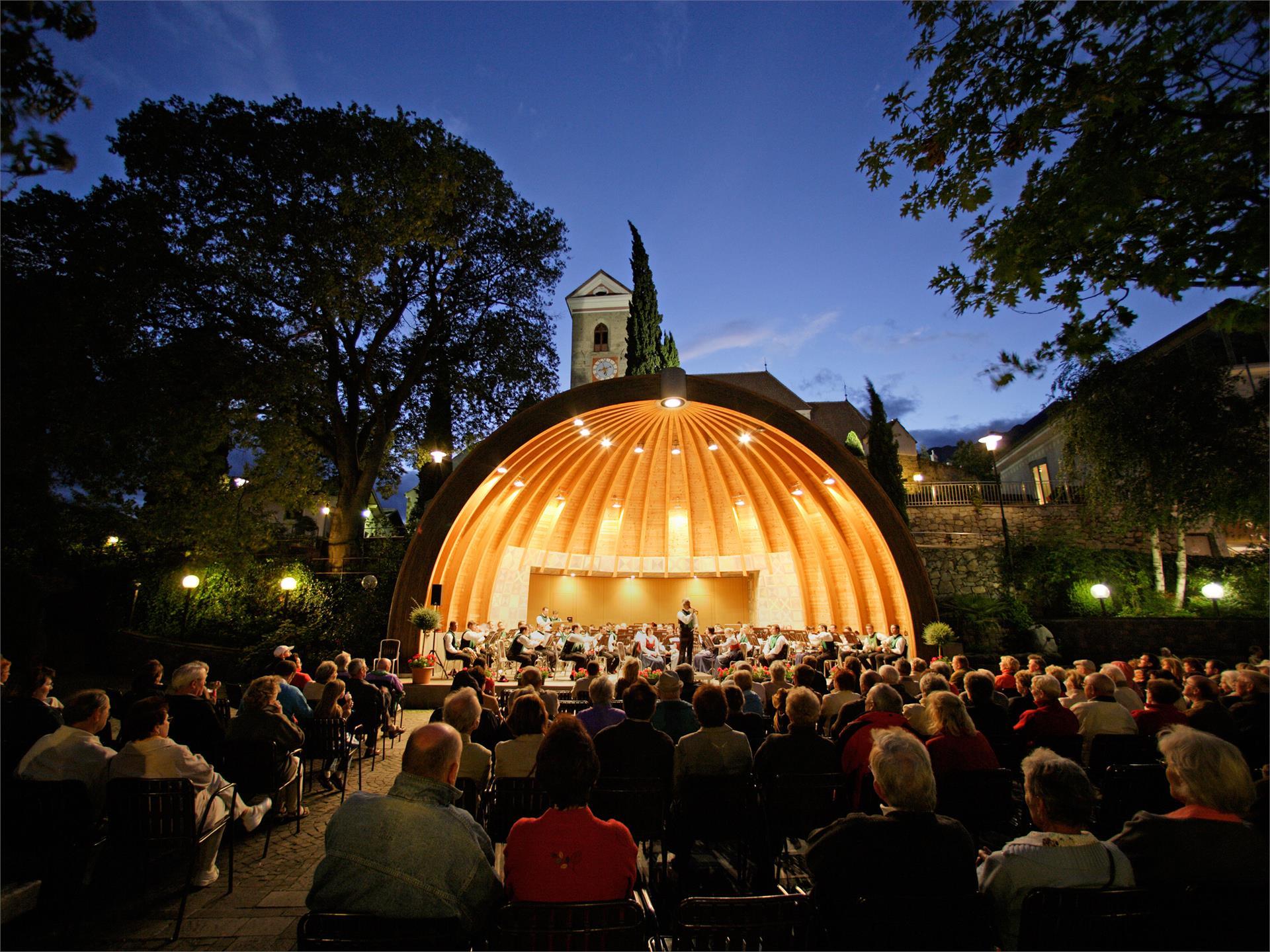 Konzert der Musikkapelle St. Martin i.P. auf dem Raiffeisenplatz Schenna Schenna 3 suedtirol.info