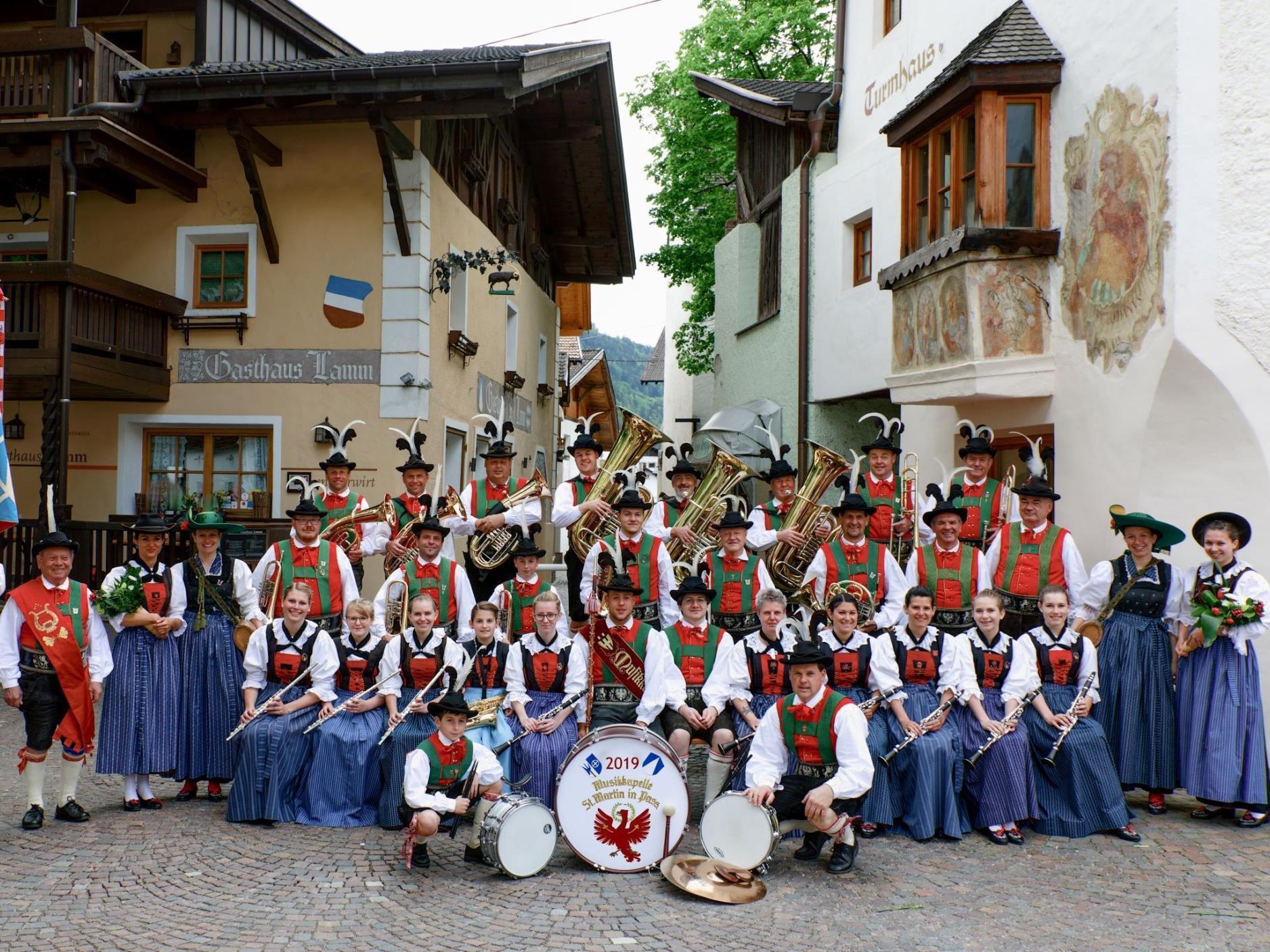 Konzert der Musikkapelle St. Martin i.P. auf dem Raiffeisenplatz Schenna Schenna 1 suedtirol.info