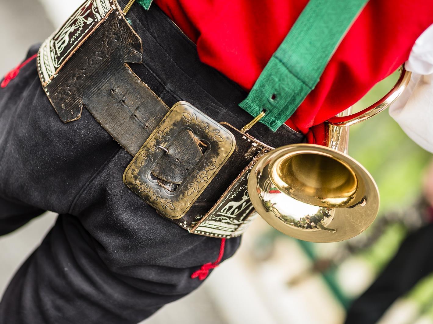 Konzert der Musikkapelle St. Martin i.P. auf dem Raiffeisenplatz Schenna Schenna 2 suedtirol.info