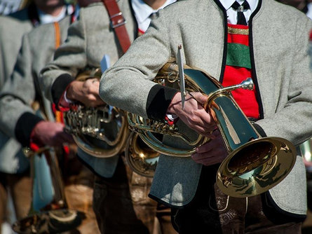 Sfilata con musica di marcia Valle Aurina 3 suedtirol.info