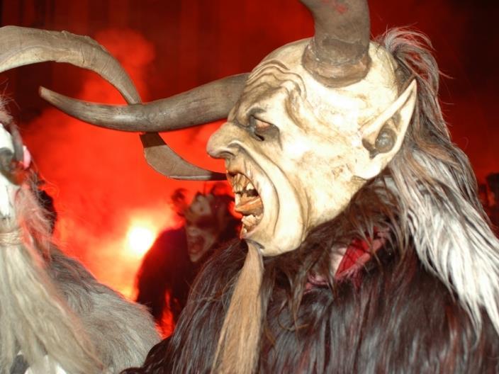 Nikolausumzug und Krampuslaufen mit den Höllensöhnen Innichen 2 suedtirol.info