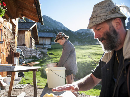 Slow Food Travel - Guided hike on the Farmer’s Trail Villnöss/Funes 2 suedtirol.info