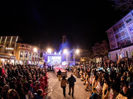 Bib draw and official award ceremony FIS races Sëlva/Selva 1 suedtirol.info