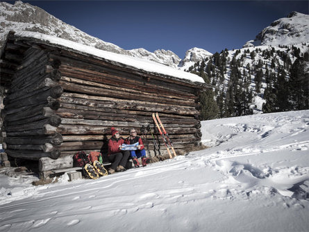 Guided snowshoe hike - Gampen Alm Villnöss/Funes 3 suedtirol.info