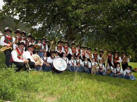 Serata in festa a Ega - concerto della banda musicale Nova Ponente 1 suedtirol.info