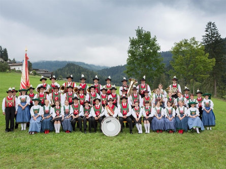 Serata in festa a Ega - concerto della banda musicale Nova Ponente 3 suedtirol.info