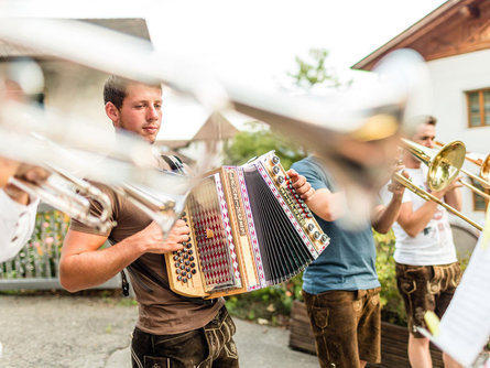 Autumn festival of the music group "Böhmische Dorf Tirol" Tirol/Tirolo 1 suedtirol.info