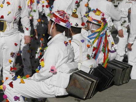 Traditionelles Zusslrennen am Unsinnigen Donnerstag Prad am Stilfser Joch 1 suedtirol.info