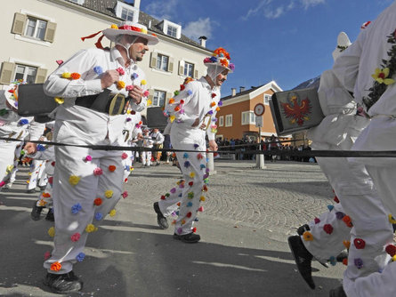 Traditionelles Zusslrennen am Unsinnigen Donnerstag Prad am Stilfser Joch 3 suedtirol.info