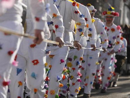 Traditionelles Zusslrennen am Unsinnigen Donnerstag Prad am Stilfser Joch 2 suedtirol.info