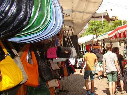 Weekly market Kastelruth/Castelrotto 1 suedtirol.info