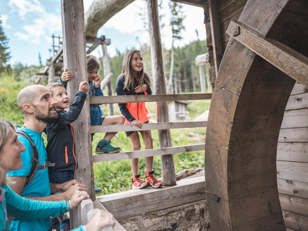 Wandern am Fuße des Rosengarten mit Besichtigung der Getreidemühle Welschnofen 1 suedtirol.info