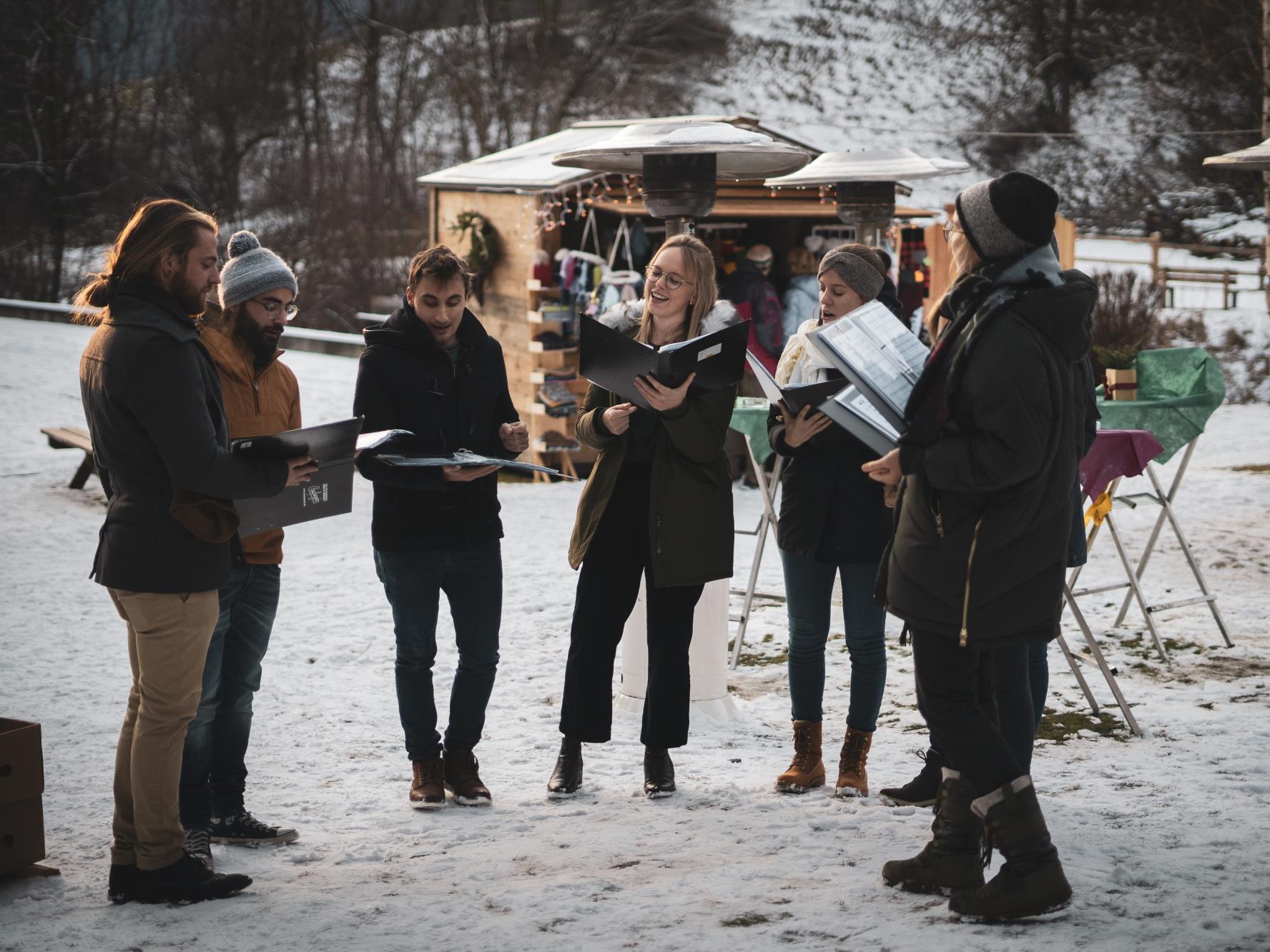 Christmas singing by the Niederrasen church choir at the Christmas market Rasen-Antholz/Rasun Anterselva 1 suedtirol.info