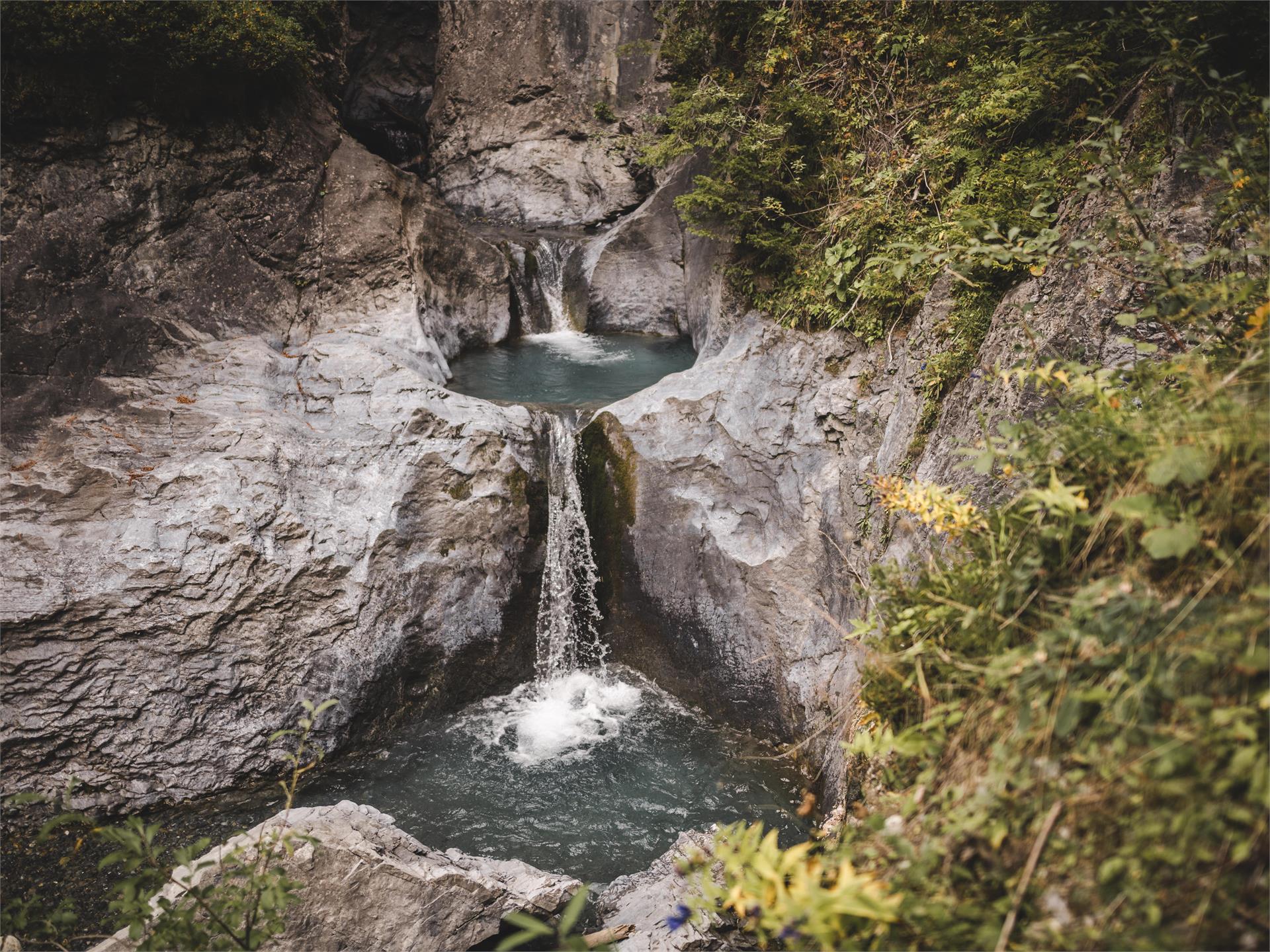 Wanderung zu den Barbianer Wasserfällen und Dreikirchen Schenna 2 suedtirol.info