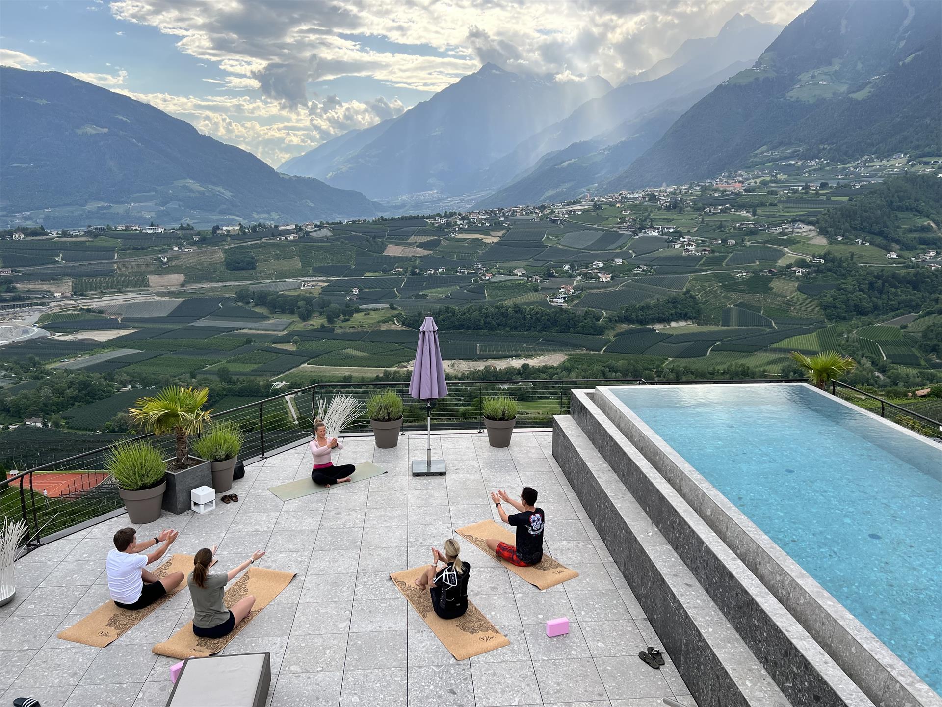 Yoga a cielo aperto a Scena al Prunner Luxury Suites Scena 1 suedtirol.info