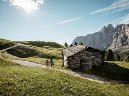 Alla scoperta della leggenda "Il Salvan del passo Gardena" Corvara 3 suedtirol.info