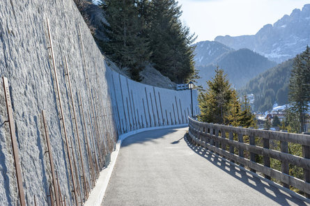 Percorso panoramico senza barriere architettoniche a Selva - Il sentiero del vecchio trenino Ortisei 2 suedtirol.info