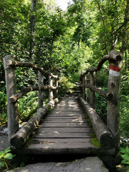 La cascata di Parcines dalla stazione a valle della Funivia Texelbahn Parcines 4 suedtirol.info