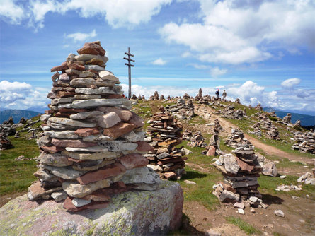 Campitello - Omini di Pietra Meltina 2 suedtirol.info