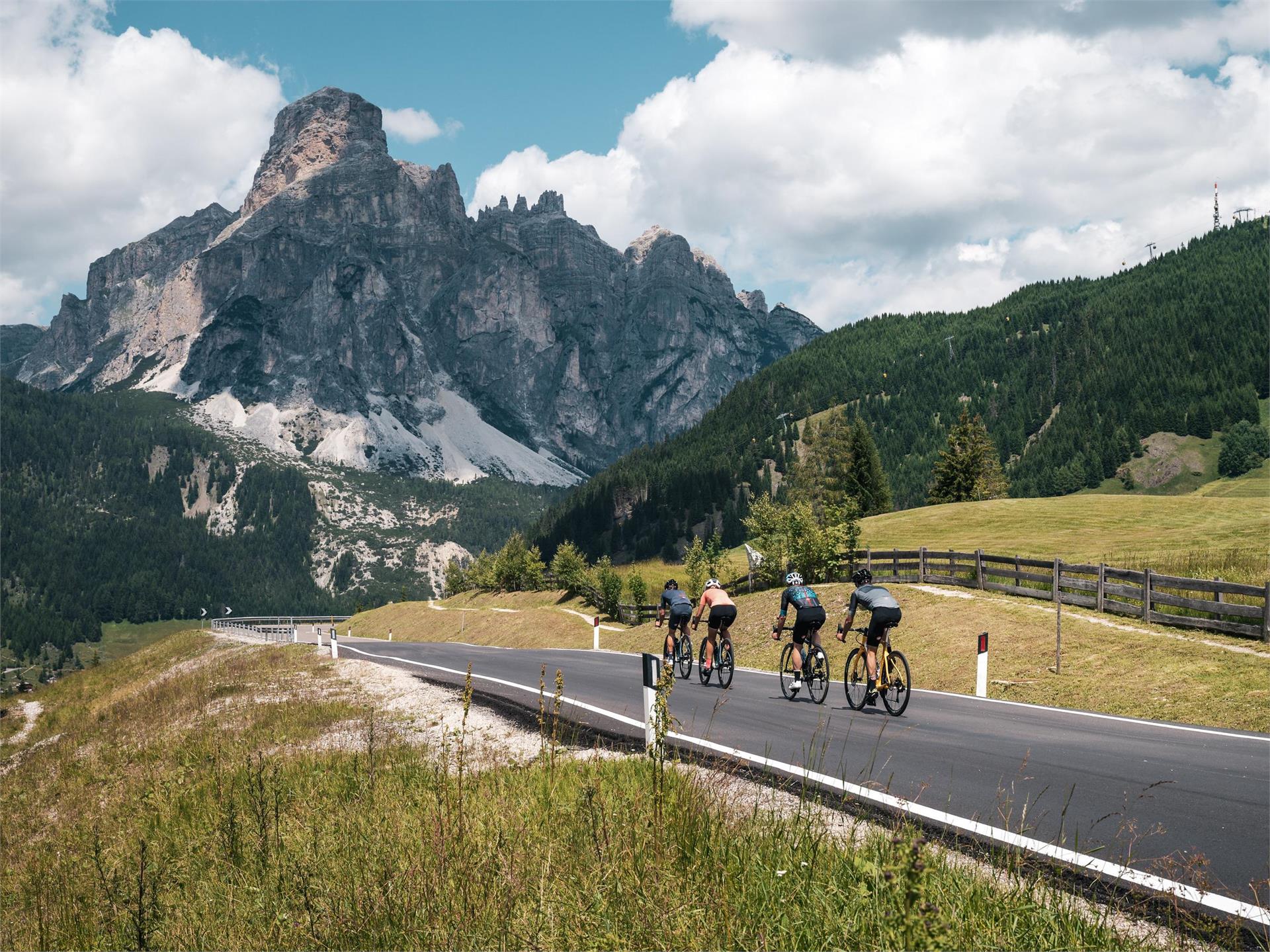 Sellaronda road bike tour Corvara 3 suedtirol.info