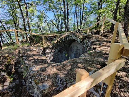 Hiking to the "Leiterburg" Auer/Ora 4 suedtirol.info