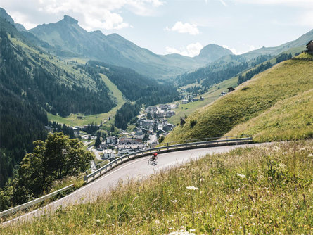 In bici da corsa sul Passo Fedaia Corvara 1 suedtirol.info