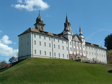 Walking trail to St. Leonhard  1 suedtirol.info