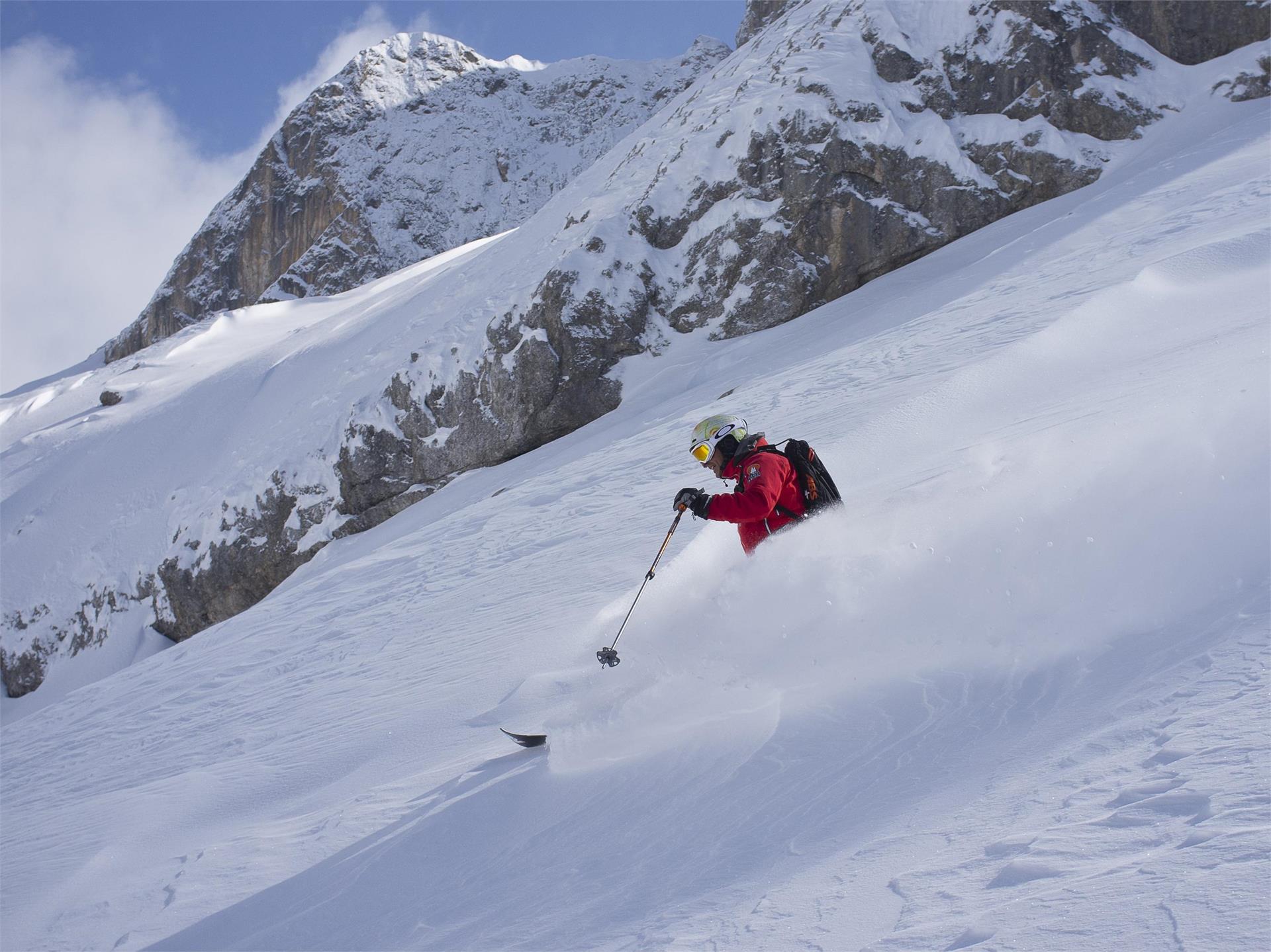 Discesa a neve fresca dalla Val Mezdí nel gruppo del Sella Corvara 3 suedtirol.info