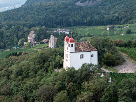 Chiesa del Calvario e buche di ghiaccio Appiano sulla Strada del Vino 1 suedtirol.info